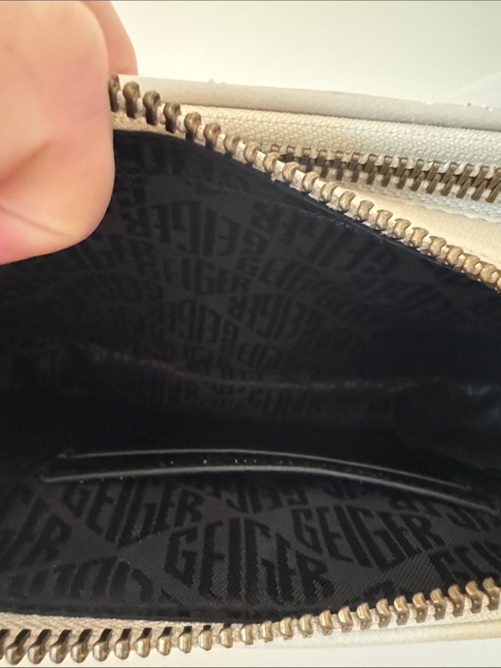 Kurt Geiger Leather Quilted Crossbody Camera Bag & Cream NWT - Picture 6 of 6